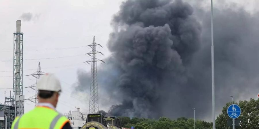 Einsatzfahrzeuge der Feuerwehr unweit einer Zufahrt zum Chempark. Foto: Oliver Berg/dpa