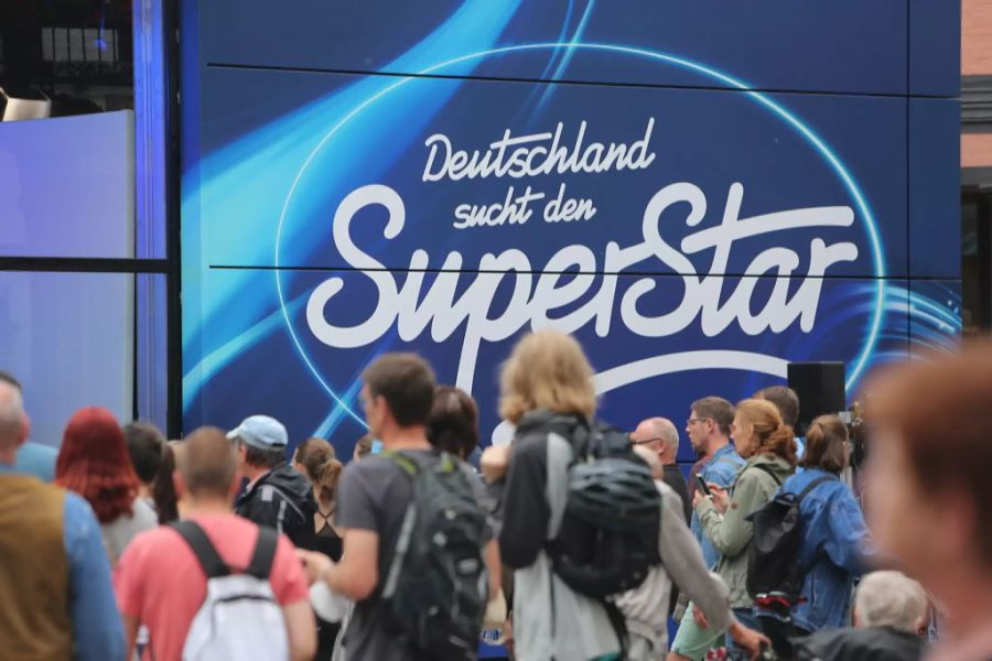 Viele Fans tummeln sich vor dem Kasten, um einen Blick auf die Jury zu erhaschen.