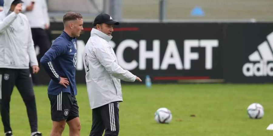 Neuling David Raum (l) beim ersten Training unter dem neuen Bundestrainer Hans Flick. Foto: Tom Weller/dpa