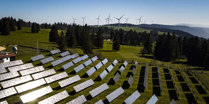 Windräder und Solaranlagen am Mont Soleil in Saint-Imier BE: Wie eine Studie zeigt, führte ein Mehr an öffentlicher Nachfrage zu mehr Klimapolitik. (Themenbild) klimaschutz