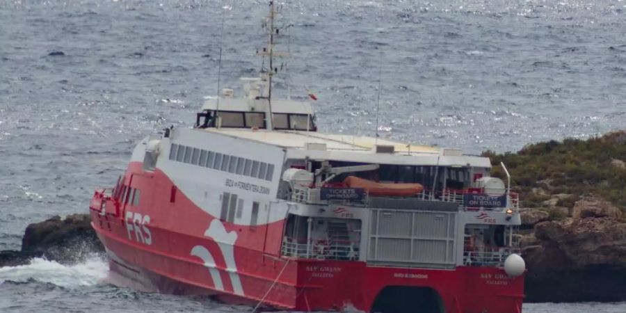 Die Fähre "San Gwann" der Reederei FRS ist auf einer kleinen Insel zwischen Ibiza und Formentera auf Grund gelaufen. Foto: Germán Lama/EUROPA PRESS/dpa