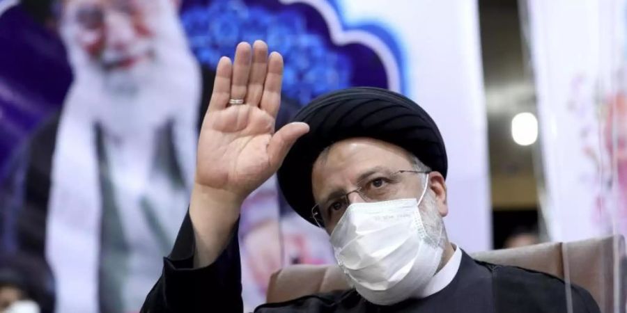 Ebrahim Raisi, der damalige Leiter der iranischen Justiz, wurde vom obersten Führer Ajatollah Ali Chamenei bestätigt und darf sein Amt antreten. Foto: Ebrahim Noroozi/AP/dpa
