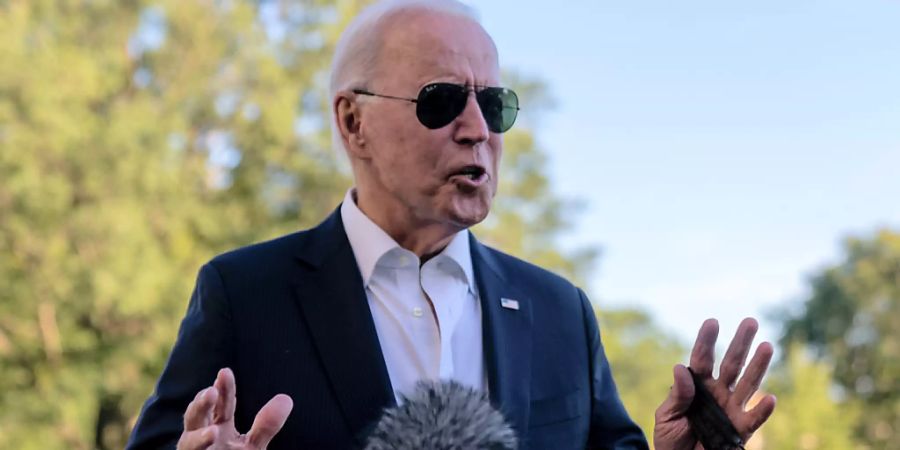 Joe Biden, Präsident der USA, hält an, um mit Medienvertretern zu sprechen, als er am Sonntag nach seiner Rückkehr von einem Wochenende in Camp David im Weissen Haus in Washington eintrifft. Biden hat in einer ersten Reaktion auf die deutschen Wahlergebnisse der SPD spontan eine grosse Verlässlichkeit zugesprochen. «Donnerwetter... Sie sind beständig.» Foto: Andrew Harnik/AP/dpa