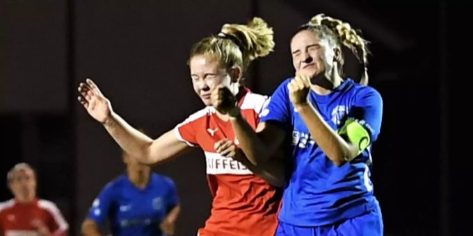 Stefanie Betschart im Zweikampf um den Ball.