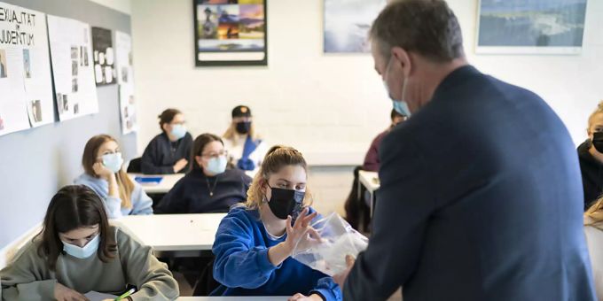 Ein Lehrer organisiert einen Speicheltest an einer Kantonsschule- Lehrer Kantonsschule