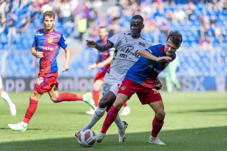 Valentin Stocker (r.), Captain vom FC Basel, im Duell mit Servettes Moussa Diallo (l.).