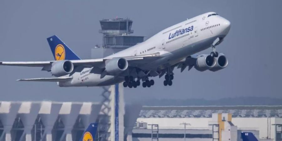 Eine Passagiermaschine vom Typ Boeing 747 der Lufthansa startet auf dem Flughafen Frankfurt/Main. Die Lufthansa erlebt derzeit «ein Comeback der Dienstreise». Foto: Boris Roessler/dpa