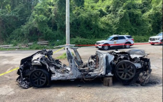 Das ausgebrannte Auto. TESLA, INC.