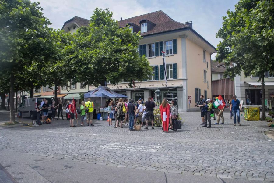 Eine kleine Gruppe Demonstranten versammeln sich in Aarau.