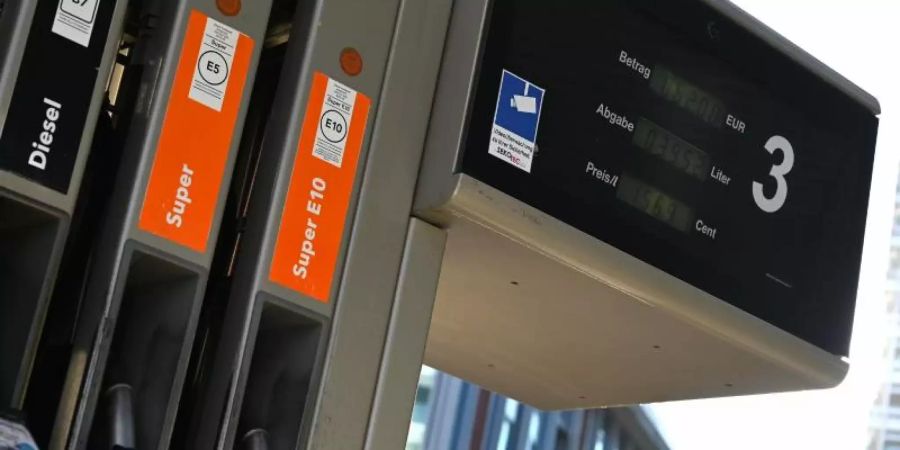 Das Ifo-Institut erwartet in diesem Jahr den höchsten Anstieg der Verbraucherpreise seit fast 30 Jahren. Vor allem beim Bezin ziehen die Preise massiv an. Foto: Monika Skolimowska/dpa-Zentralbild/dpa
