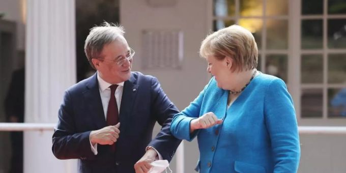 Armin Laschet und Angela Merkel begrüssen sich beim Festakt zum NRW-Landesgeburtstag. Foto: Oliver Berg/dpa Armin Laschet und Angela Merkel begrüssen sich beim Festakt zum NRW-Landesgeburtstag. Foto: Oliver Berg/dpa
