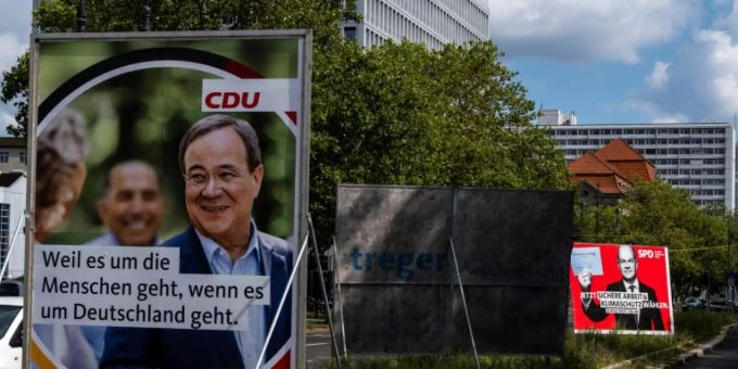 Wahlkplakate mit Laschet (l.) und Scholz Wahlkplakate mit Laschet (l.) und Scholz