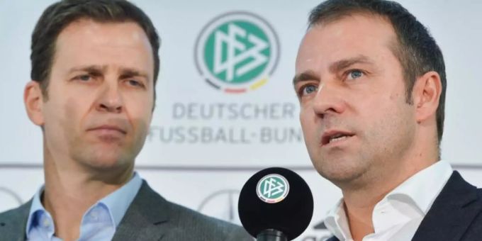 DFB-Direktor Oliver Bierhoff erhofft sich von Bundestrainer Hansi Flick (r) einen neuen Teamgeist. Foto: picture alliance / Arne Dedert/dpa DFB-Direktor Oliver Bierhoff erhofft sich von Bundestrainer Hansi Flick (r) einen neuen Teamgeist. Foto: picture alliance / Arne Dedert/dpa