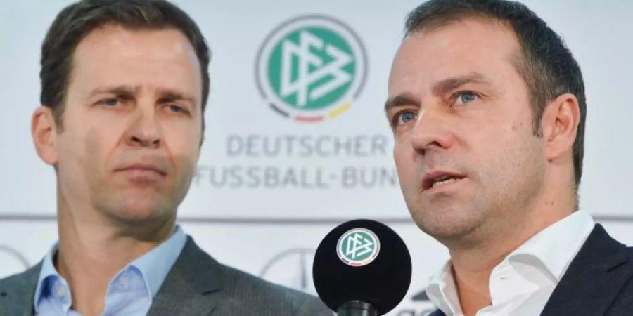 DFB-Direktor Oliver Bierhoff erhofft sich von Bundestrainer Hansi Flick (r) einen neuen Teamgeist. Foto: picture alliance / Arne Dedert/dpa