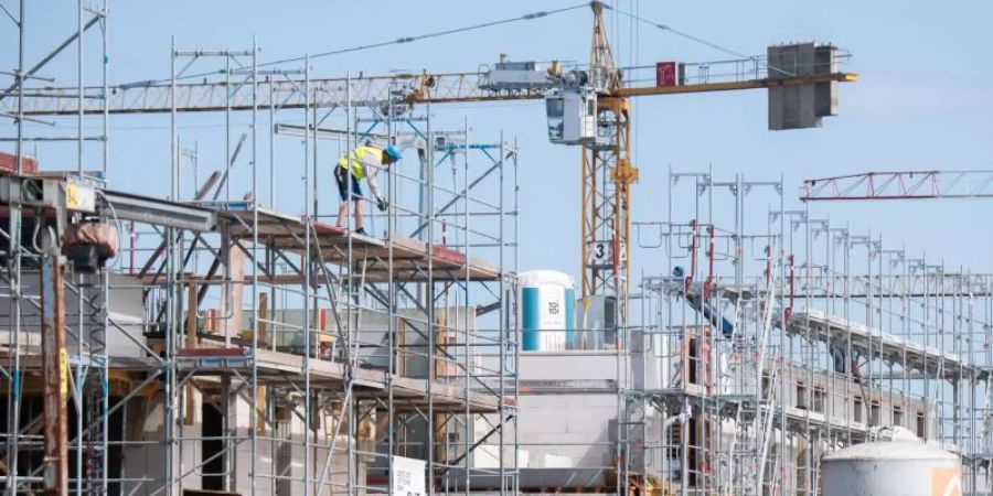 Die aus Sicht der Bauindustrie für die breite Bevölkerung besonders wichtigen Neubaugenehmigungen von Mehrfamilienhäusern stiegen im ersten Halbjahr 2021 um 1,9 Prozent. Foto: Julian Stratenschulte/dpa