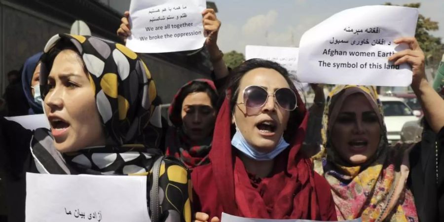 Frauen versammeln sich zu einer Demonstration, um ihre Rechte unter der Taliban-Herrschaft einzufordern. Foto: Wali Sabawoon/AP/dpa