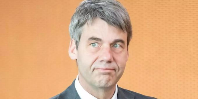 Jan Hecker, damals Aussenpolitischer Berater von Bundeskanzlerin Merkel, im Kanzleramt. Der deutsche Botschafter in China ist tot. Foto: Michael Kappeler/dpa Jan Hecker, damals Aussenpolitischer Berater von Bundeskanzlerin Merkel, im Kanzleramt. Der deutsche Botschafter in China ist tot. Foto: Michael Kappeler/dpa