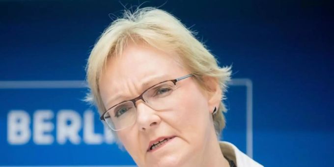 Petra Michaelis, bisherige Berliner Landeswahlleiterin, stellt nach zahlreichen Pannen bei der Wahl am vergangenen Sonntag ihr Amt zur Verfügung. Foto: Christoph Soeder/dpa Petra Michaelis, bisherige Berliner Landeswahlleiterin, stellt nach zahlreichen Pannen bei der Wahl am vergangenen Sonntag ihr Amt zur Verfügung. Foto: Christoph Soeder/dpa