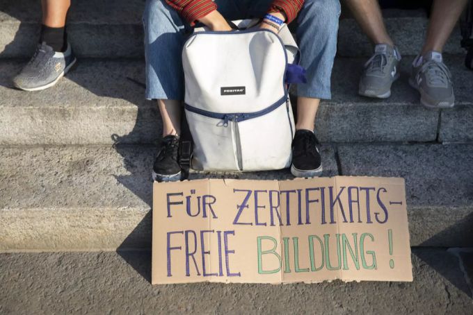 Studenten protestieren gegen eine Zertifikatspflicht auf das Coronavirus an der Uni Bern. Coronavirus