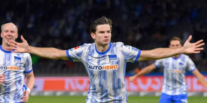 Jurgen Ekkelenkamp (M) feiert seinen Treffer für Hertha. Foto: Soeren Stache/dpa-Zentralbild/dpa Jurgen Ekkelenkamp (M) feiert seinen Treffer für Hertha. Foto: Soeren Stache/dpa-Zentralbild/dpa