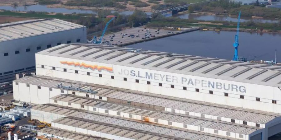 Blick auf die Produktionsstätte der Meyer-Werft in Papenburg. Foto: Tobias Bruns/dpa