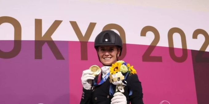 Dressurreiten: Jessica von Bredow-Werndl präsentiert ihre Goldmedaille in Tokio 2020. Foto: Friso Gentsch/dpa Dressurreiten