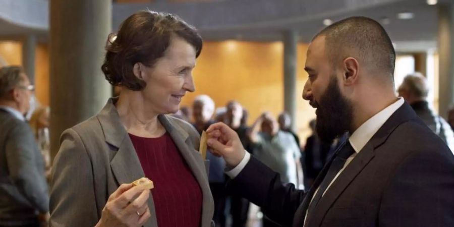 Justizministerin Elisabeth (Karen-Lise Mynster) witzelt mit ihrem Assistenten Farshad (Hadi Ka-Koush). Foto: --/HR/Arte/dpa