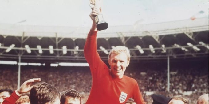 Die britische Fussballmannschaft bejubelt 1966 ihren Weltmeistertitel. Nachdem kürzlich bekannt wurde, dass Bobby Charlton (r) als fünftes Mitglied der damaligen Mannschaft an Demenz erkrankt ist, hat der britische Fussballverband Regeln zur Minimierung von Kopfbällen erlassen (Archivbild). Die britische Fussballmannschaft bejubelt 1966 ihren Weltmeistertitel. Nachdem kürzlich bekannt wurde, dass Bobby Charlton (r) als fünftes Mitglied der damaligen Mannschaft an Demenz erkrankt ist, hat der britische Fussballverband Regeln zur Minimierung von Kopfbällen erlassen (Archivbild).