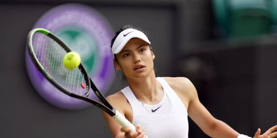 Emma Raducanu, 338. der Weltrangliste, musste im Achtelfinale von Wimbledon aufgeben. Foto: John Walton/PA Wire/dpa