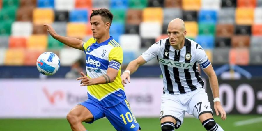 Juves Paulo Dybala (l) im Zweikampf mit Bram Nuytinck von Udinese. Foto: Ettore Griffoni/LPS via ZUMA Press Wire/dpa