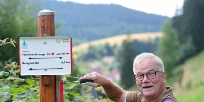 Wandern im Harz wäre sicher nur halb so schön, gäbe es nicht ein umfangreiches Wegenetz mit Beschilderung. Um dies zu gewährleisten, sind tagtäglich viele Wegewarte wie Klaus Petersen im Einsatz. Foto: Frank May/dpa Wandern im Harz wäre sicher nur halb so schön, gäbe es nicht ein umfangreiches Wegenetz mit Beschilderung. Um dies zu gewährleisten, sind tagtäglich viele Wegewarte wie Klaus Petersen im Einsatz. Foto: Frank May/dpa