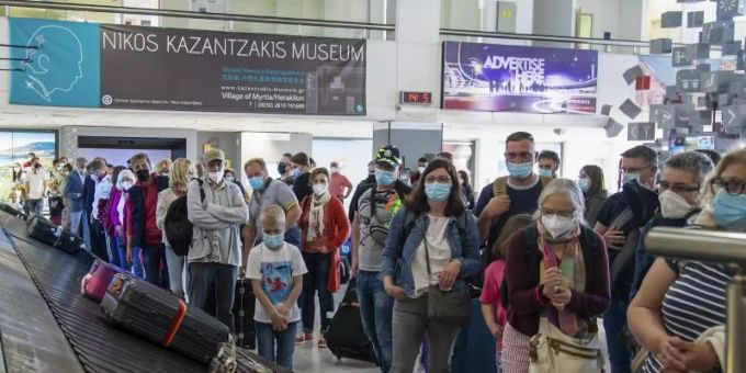 Passagiere aus Hannover warten am internationalen Flughafen Nikos Kazantzakis auf Kreta auf ihr Gepäck. Foto: Harry Nakos/AP/dpa Passagiere aus Hannover warten am internationalen Flughafen Nikos Kazantzakis auf Kreta auf ihr Gepäck. Foto: Harry Nakos/AP/dpa