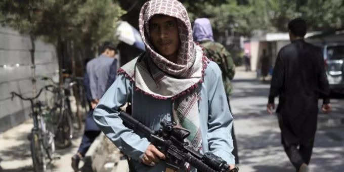 Ein Taliban-Kämpfer steht an einem Kontrollpunkt in Kabul. Die Taliban sind nach Angaben des russischen Botschafters zu Verhandlungen bereit. Foto: Rahmat Gul/AP/dpa Ein Taliban-Kämpfer steht an einem Kontrollpunkt in Kabul. Die Taliban sind nach Angaben des russischen Botschafters zu Verhandlungen bereit. Foto: Rahmat Gul/AP/dpa