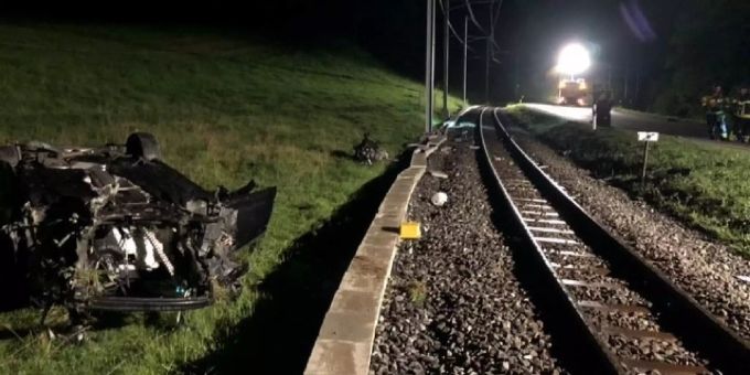 Autofahrer landet auf dem Dach.