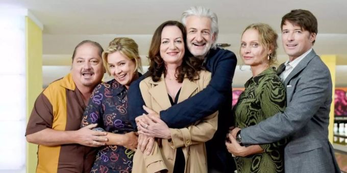 Wie in alten Zeiten treffen sich Carlo (Jürgen Tarrach, l-r), Carola (Susanne Schäfer), Tina (Natalia Wörner), Frank (Dominic Raacke), Sabrina (Catherine Flemming) und Olaf (Bruno Eyron) auf der Bowlingbahn. Foto: Michael Tinnefeld/API/ZDF/dpa Wie in alten Zeiten treffen sich Carlo (Jürgen Tarrach, l-r), Carola (Susanne Schäfer), Tina (Natalia Wörner), Frank (Dominic Raacke), Sabrina (Catherine Flemming) und Olaf (Bruno Eyron) auf der Bowlingbahn. Foto: Michael Tinnefeld/API/ZDF/dpa