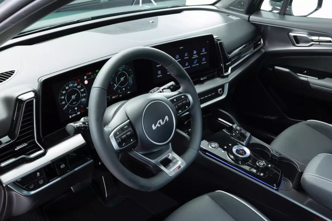 Liebevolle Verarbeitung und digitale Moderne im Innenraum des neuen Kompakt-SUVs 2022 Kia Sportage PHEV