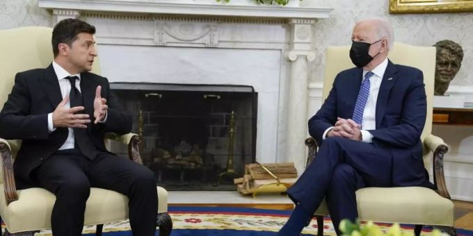 US-Präsident Joe Biden (r) spricht mit dem urkainischen Präsidenten Wolodymyr Oleksandrowytsch Selenskyj im Oval Office. biden ukraine