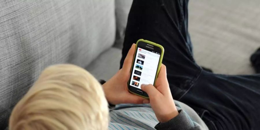 Die 16- bis 18-Jährigen seien durchschnittlich 70,4 Stunden pro Woche im Internet unterwegs, geht aus der Postbank-Jugend-Digitalstudie für 2021 hervor. Foto: picture alliance / Tobias Hase/dpa