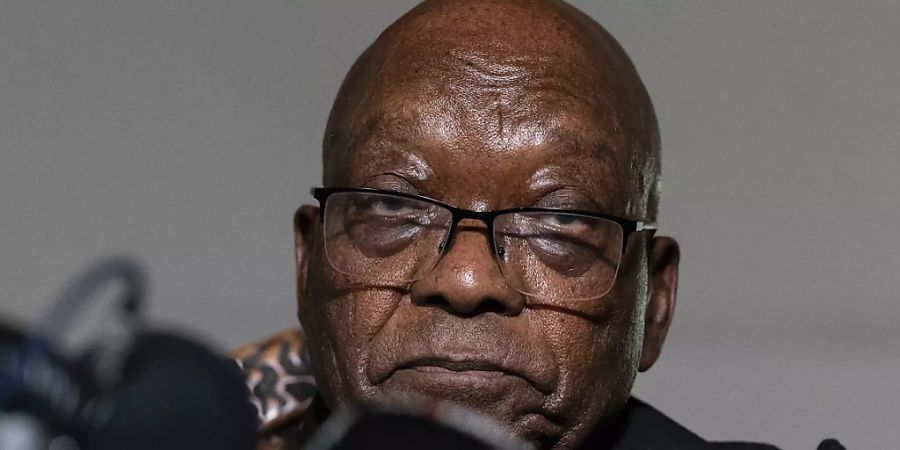 ARCHIV - Der ehemalige Präsident Jacob Zuma spricht in seinem Haus in Nkandla, Provinz KwaZulu-Natal, Südafrika. Das Korruptionsverfahren gegen den inhaftierten ehemaligen südafrikanischen Präsidenten verschiebt sich erneut, weil Zumas Gesundheitszustand aktuell in einem Gefängnishospital untersucht wird. Foto: Shiraaz Mohamed/AP/dpa