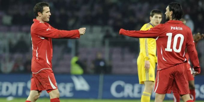 Die Ex-Nationalspieler Alex Frei (l.) und Hakan Yakin (r.) werden beim Jubiläum des FC Schaffhausen anwesend sein. FC Schaffhausen