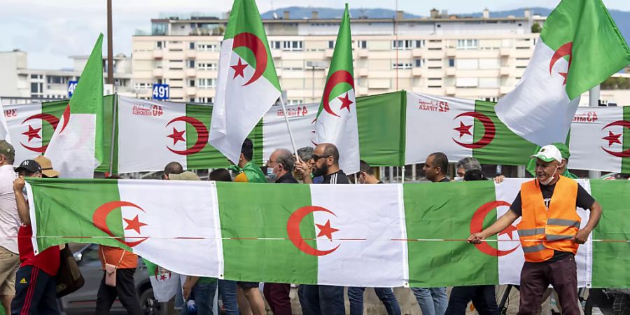 Die Demonstrierenden forderten in Genf die Freilassung der politischen Gefangenen in Algerien.