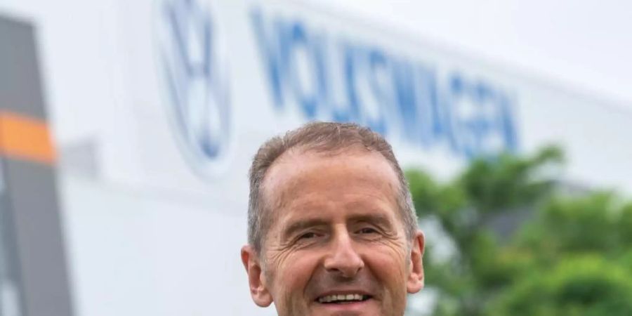 Herbert Diess, VW-Konzernchef, vor dem Werk von Volkswagen in Zwickau. Foto: Hendrik Schmidt/dpa