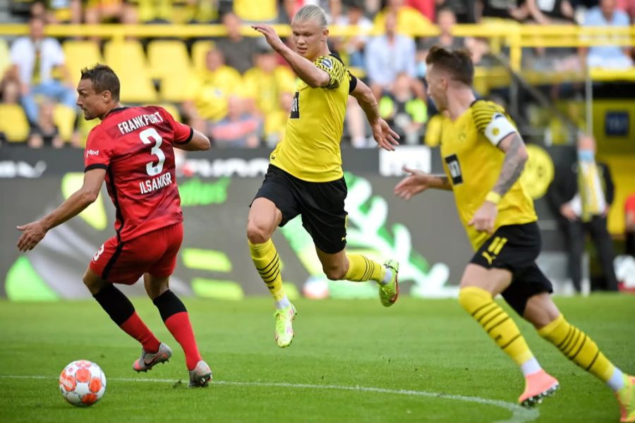 Der Superstar liefert bei drei Toren des BVB die Vorlage.