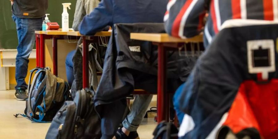 Knapp die Hälfte aller Lehrer in Deutschland ist nach Meinung des Passauer Pädagogik-Professors Norbert Seibert nicht für den Beruf geeignet. Foto: Philipp von Ditfurth/dpa