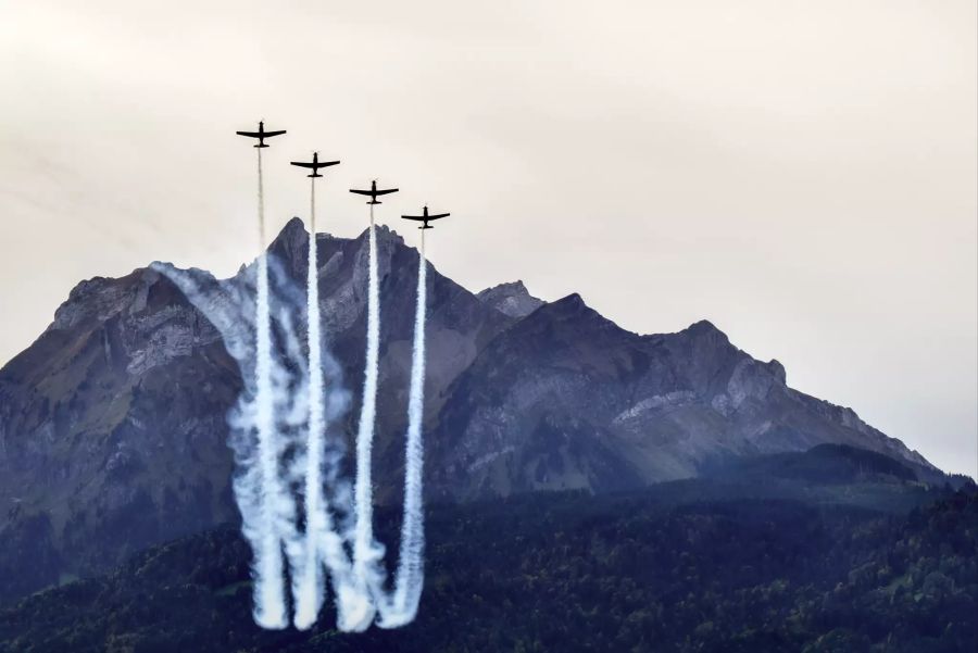 Das PC-7 TEAM fasziniert mit unglaublicher fliegerischer Präzision.