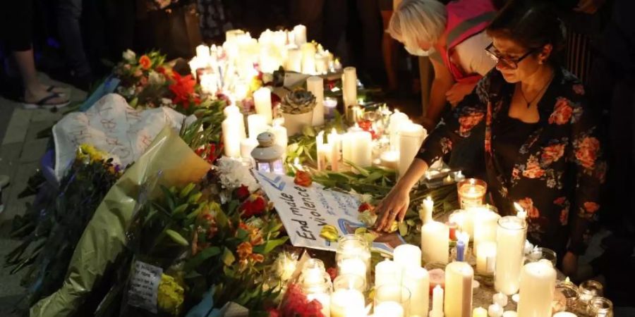 Bürgerinnen und Bürger in London nehmen an einer Mahnwache zum Gedenken an die getötete 28-Jährige teil. Foto: David Cliff/AP/dpa