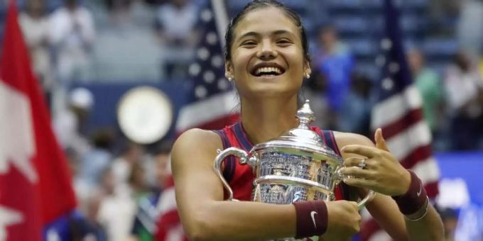 US-Open-Siegerin Emma Raducanu strahlt nach ihrem Triumph in New York City. Emma