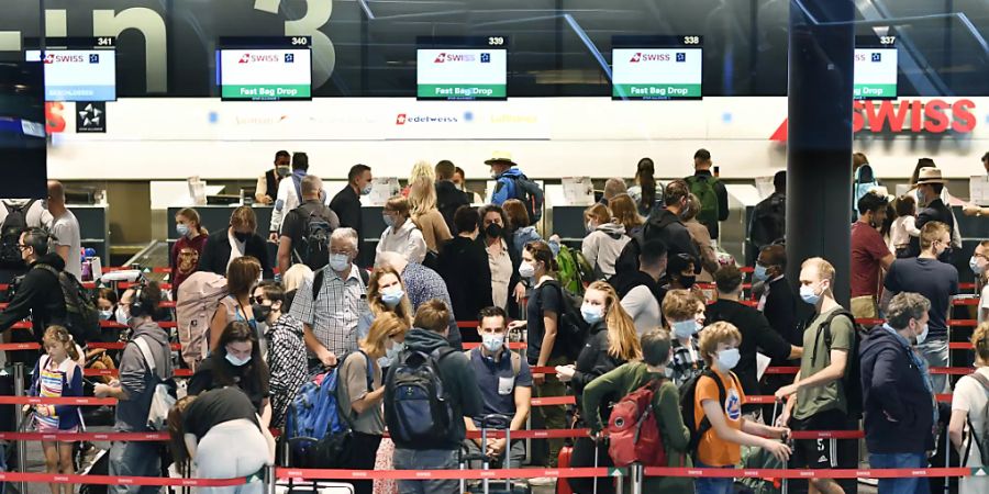 Das Passagieraufkommen am Flughafen Zürich ist zum Ferienstart deutlich angestiegen. Es liegt aber immer noch deutlich unter den Vorjahren. (Archivbild)