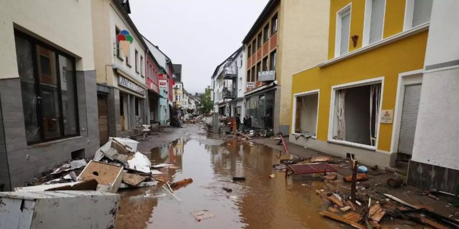 Wasser steht in der Fussgängerzone von Gemünd, nachdem die Urft über die Ufer getreten war. Foto: Oliver Berg/dpa