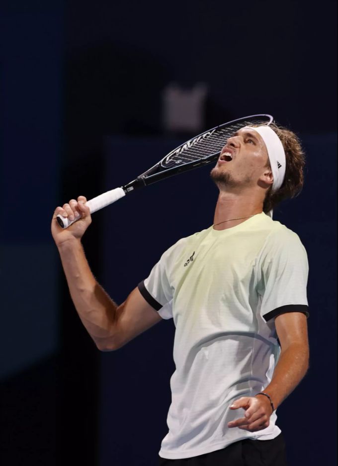 Da muss mehr kommen von Zverev. Der Deutsche verliert den Start-Satz gegen Djokovic mit 1:6. olympia 2021